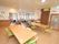 ダイニングテーブルや椅子などが、複数置かれた共有スペース。各家具はゆったりとした間隔で設置されている。