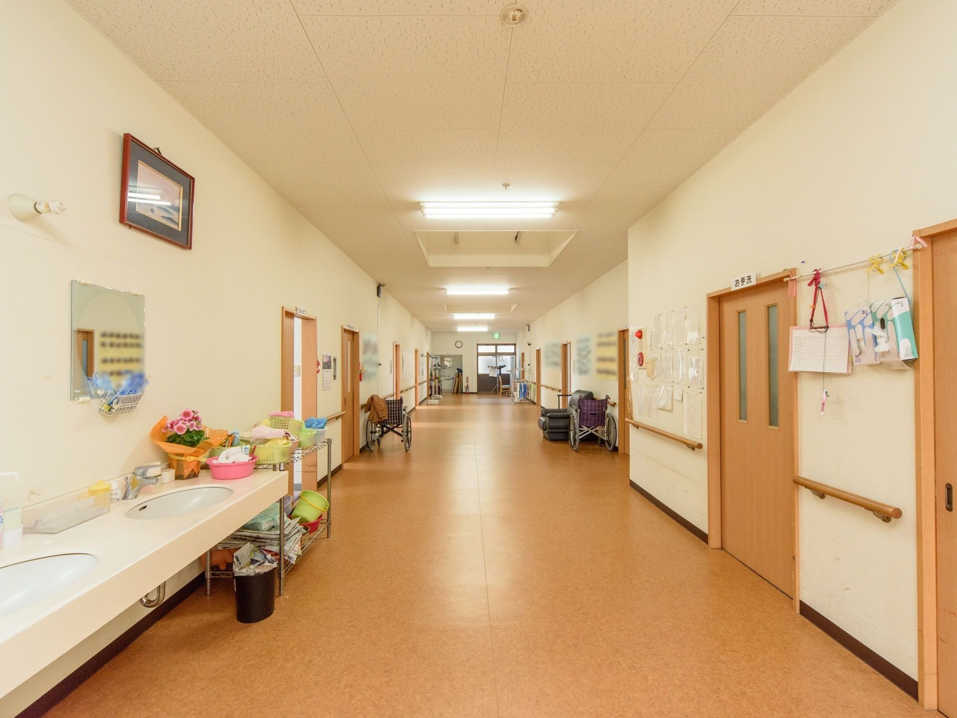 廊下は幅が広く設けられており、車椅子をご利用の方もスムーズに移動可能である。壁には手すりが取り付けられている。