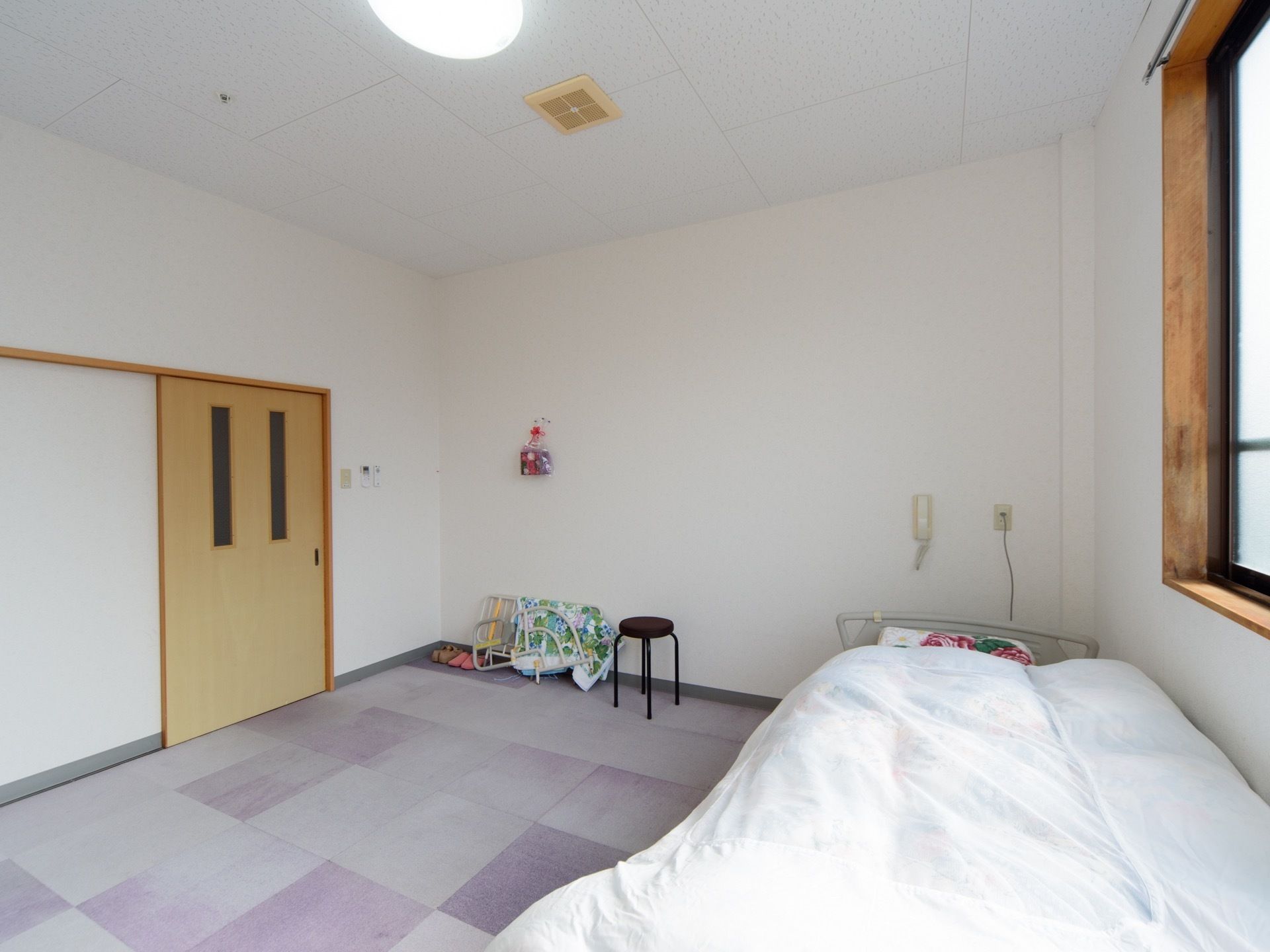 白を基調とした清潔ですっきりした居室である。入居者様のお好みで家具を置いたり、壁に額をかけたりすることができる。