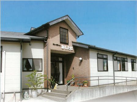明るい外観の建物入口