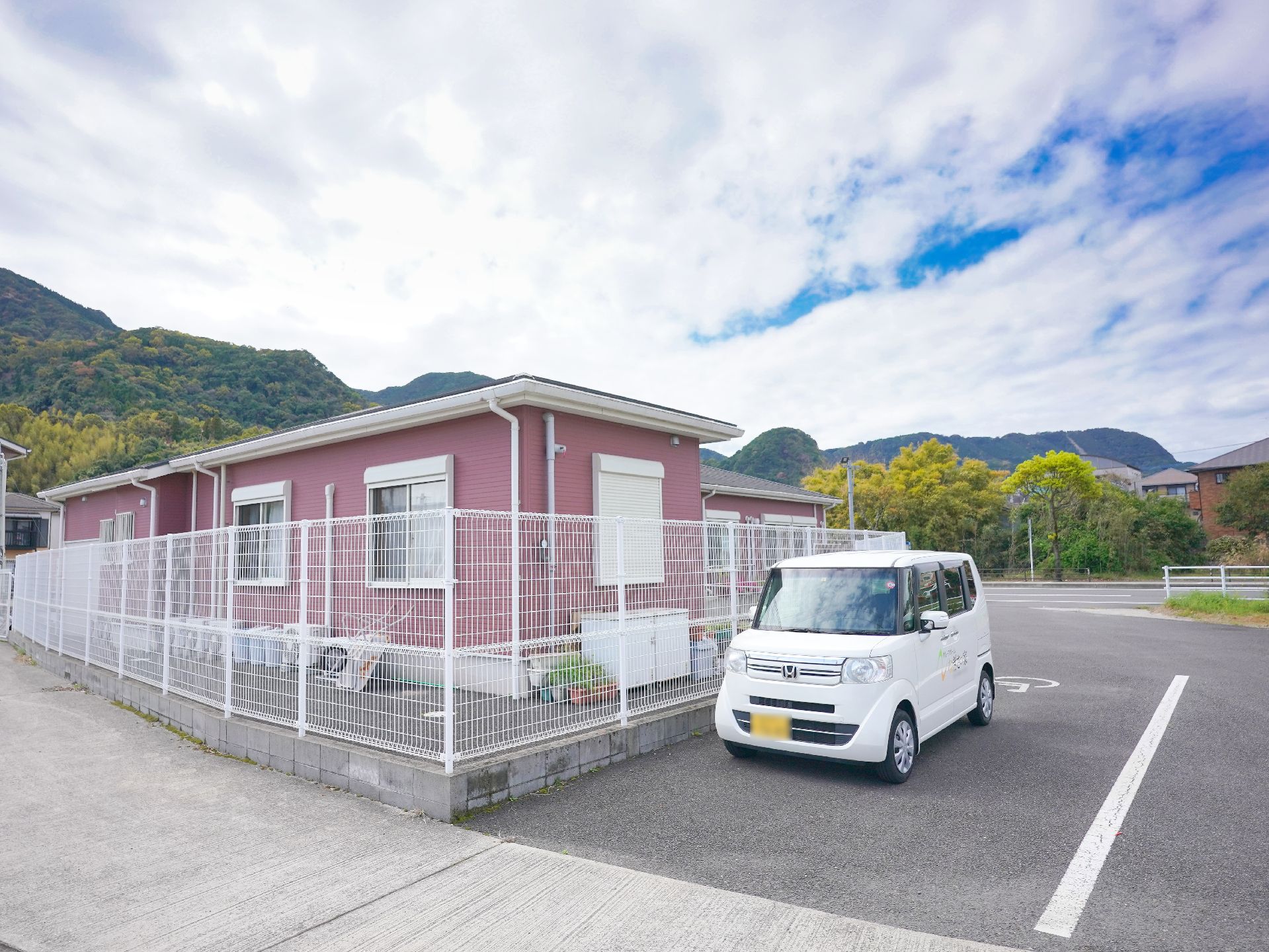近隣に駐車場が設置されている介護施設の外観