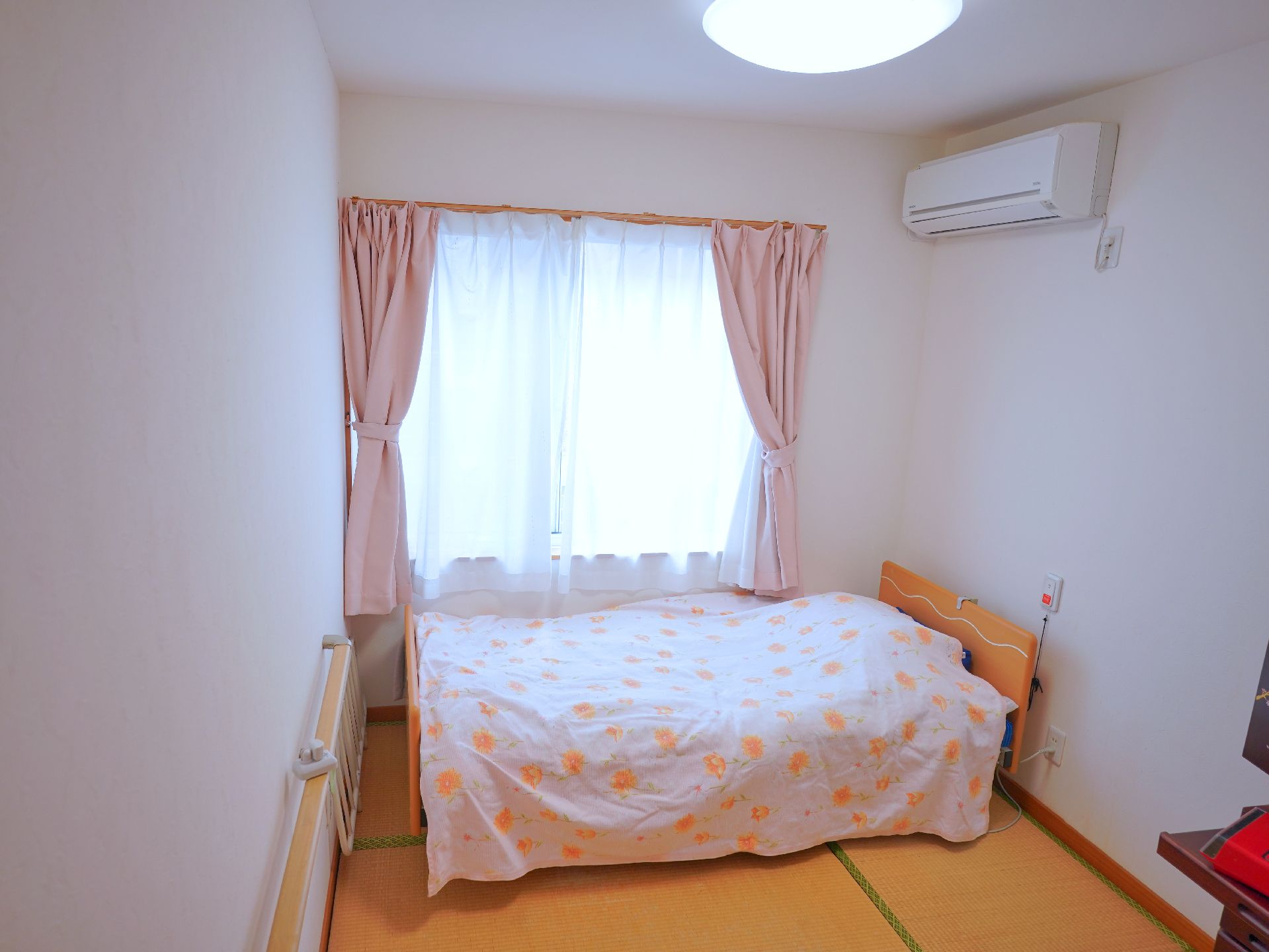 たたみが敷かれ、家具が複数置かれた居室