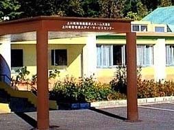 緑に囲まれた建物の外観