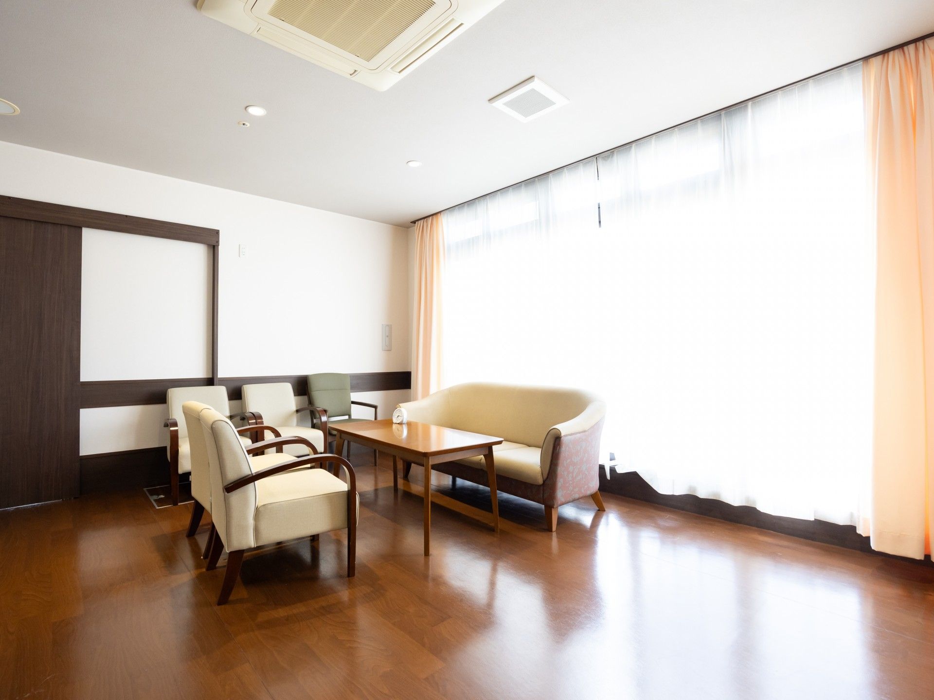 明るい談話スペース