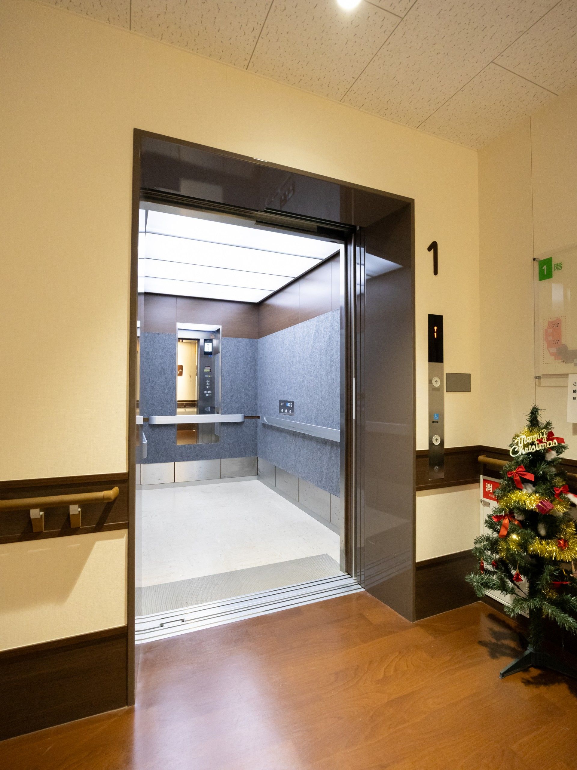 開いたエレベーターの扉