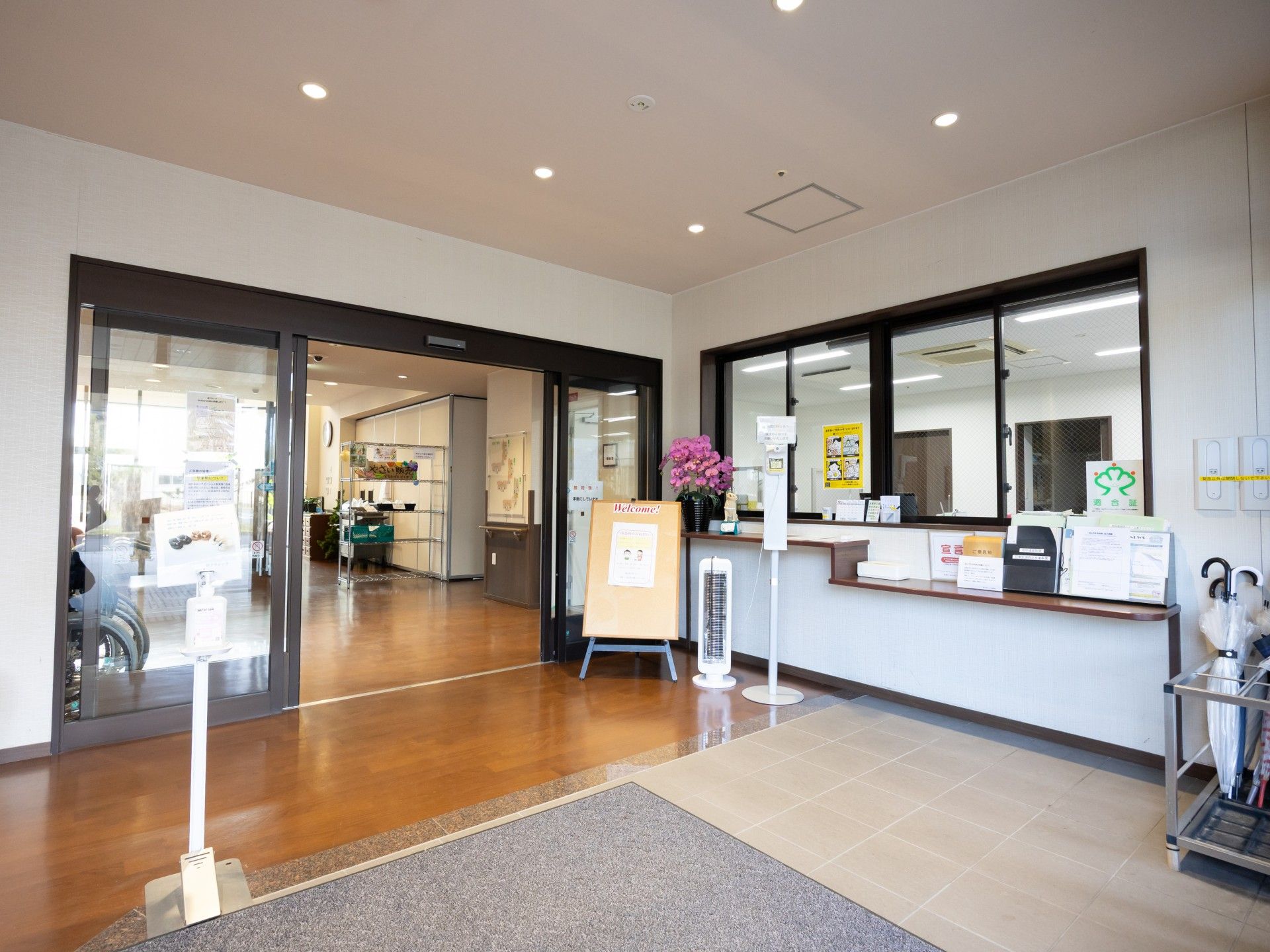 受付と出入口の様子