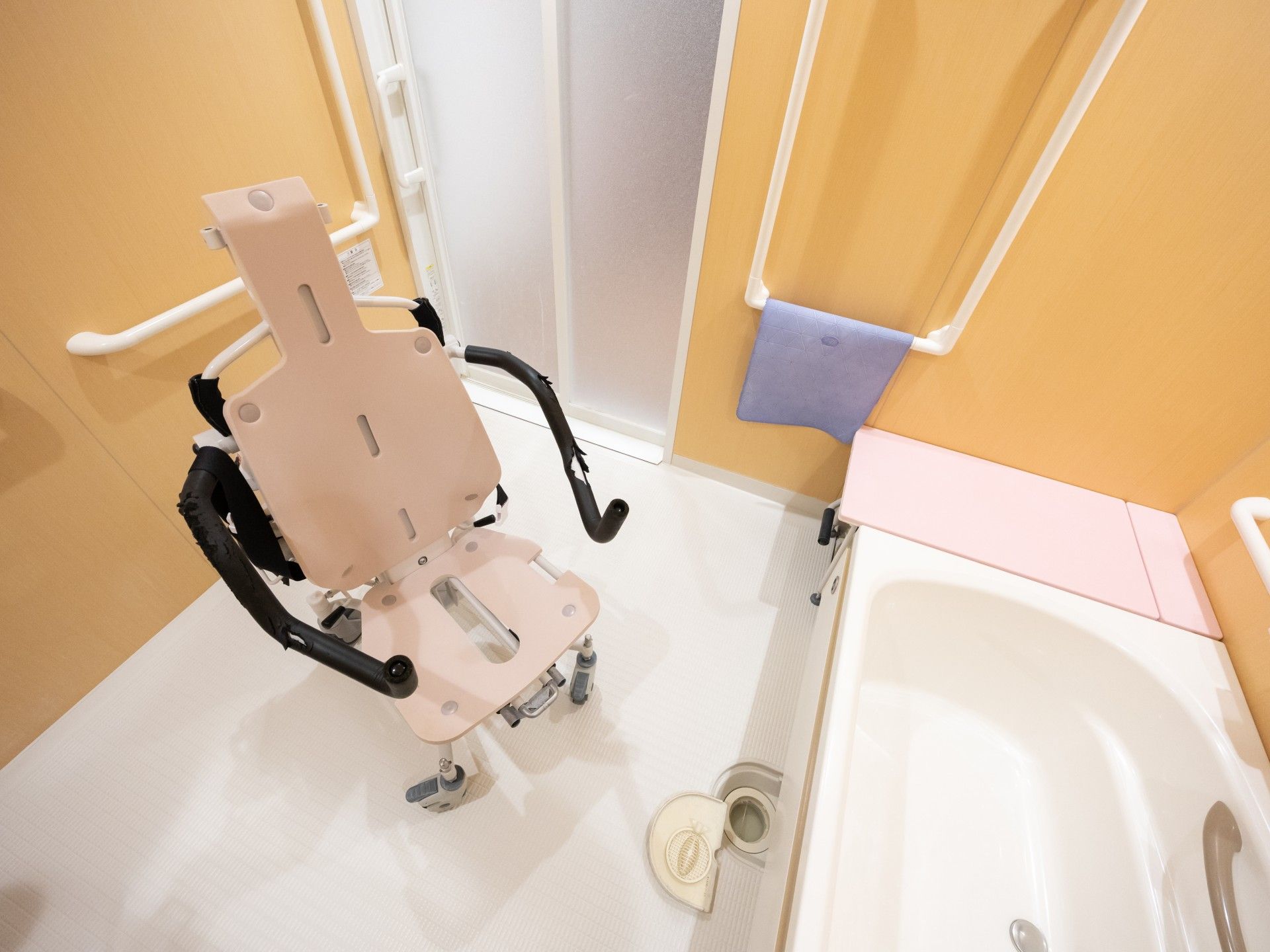 入浴用の椅子と浴槽