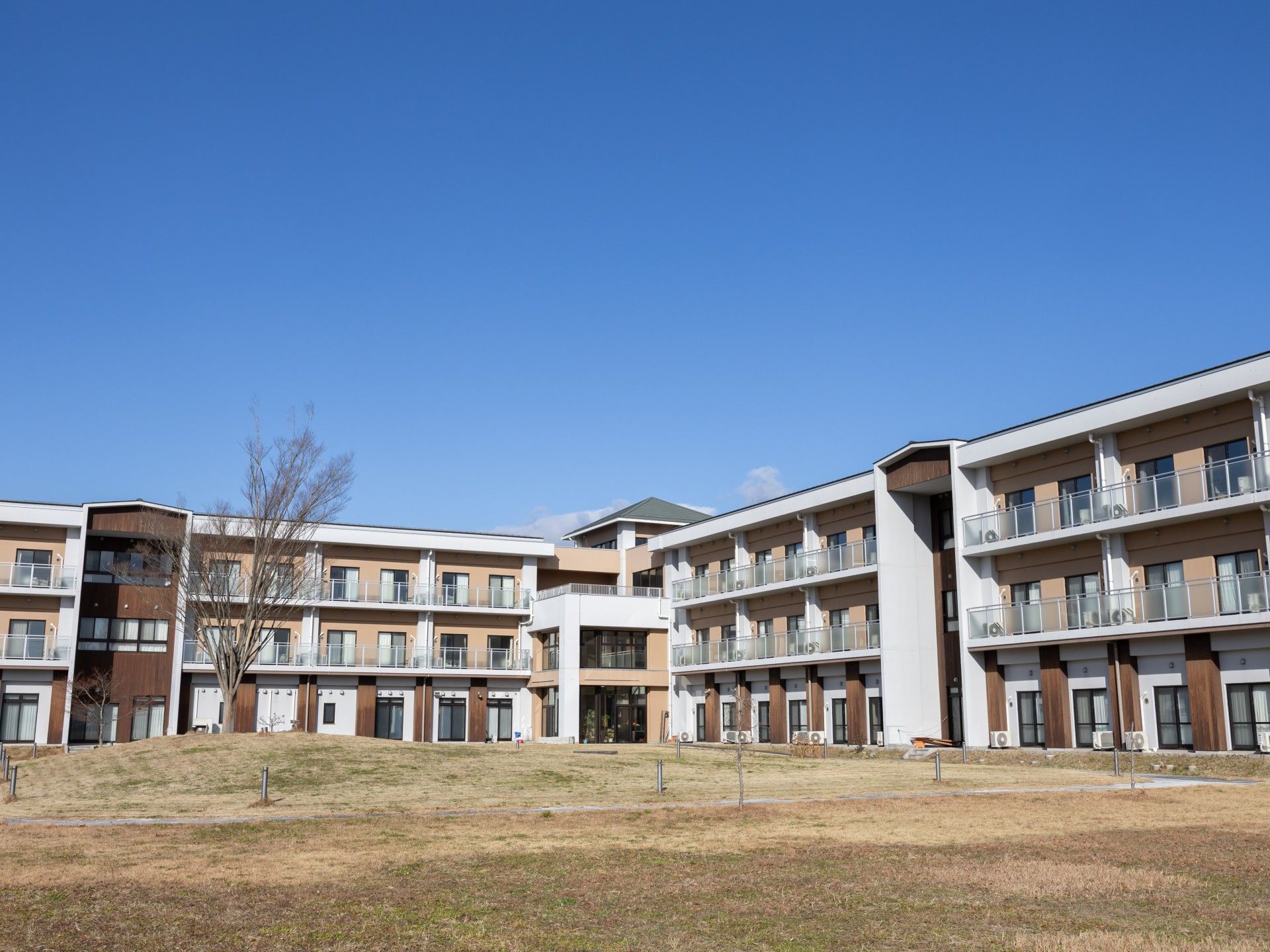 青空の下の建物外観