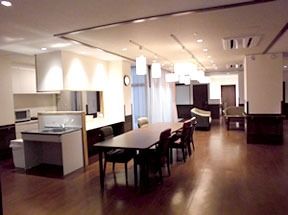 落ち着いた雰囲気の共有スペース