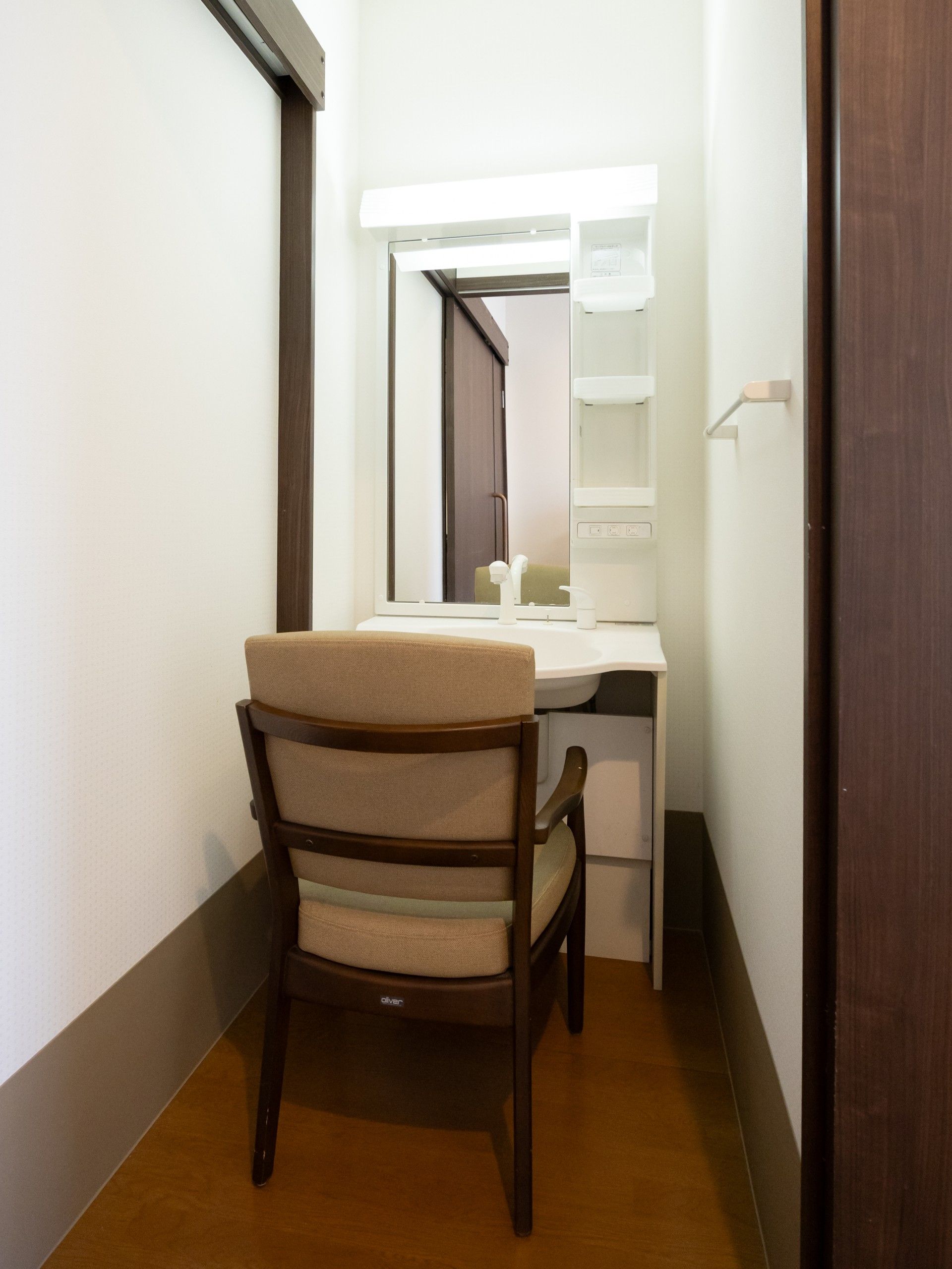 椅子付きの洗面台