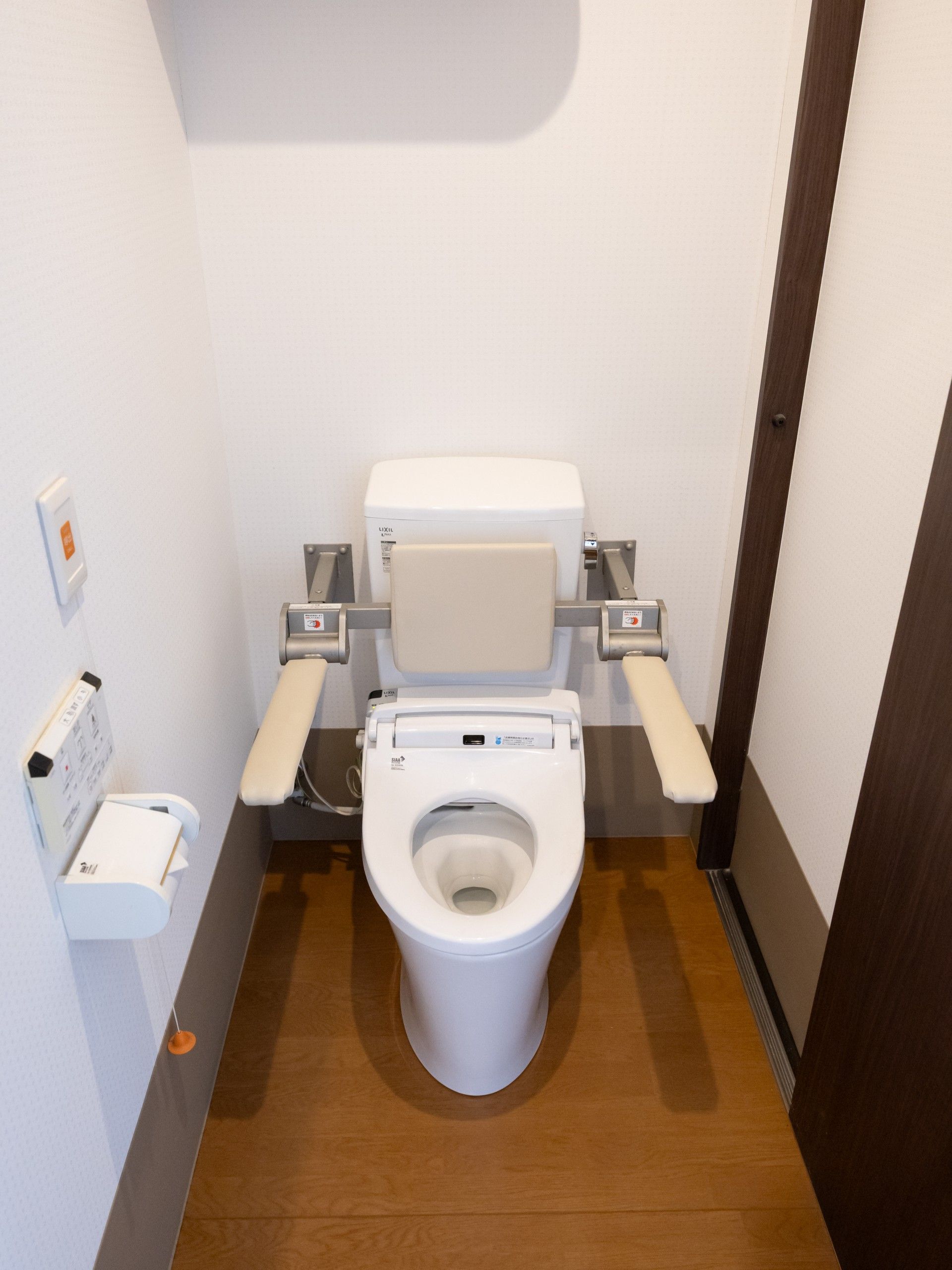 手すり付きのトイレ