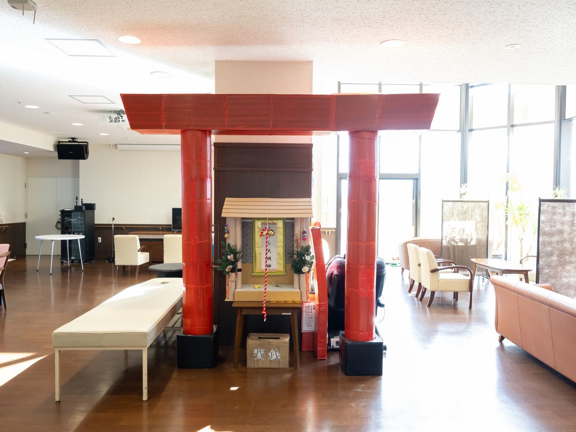 赤い柱のある広間