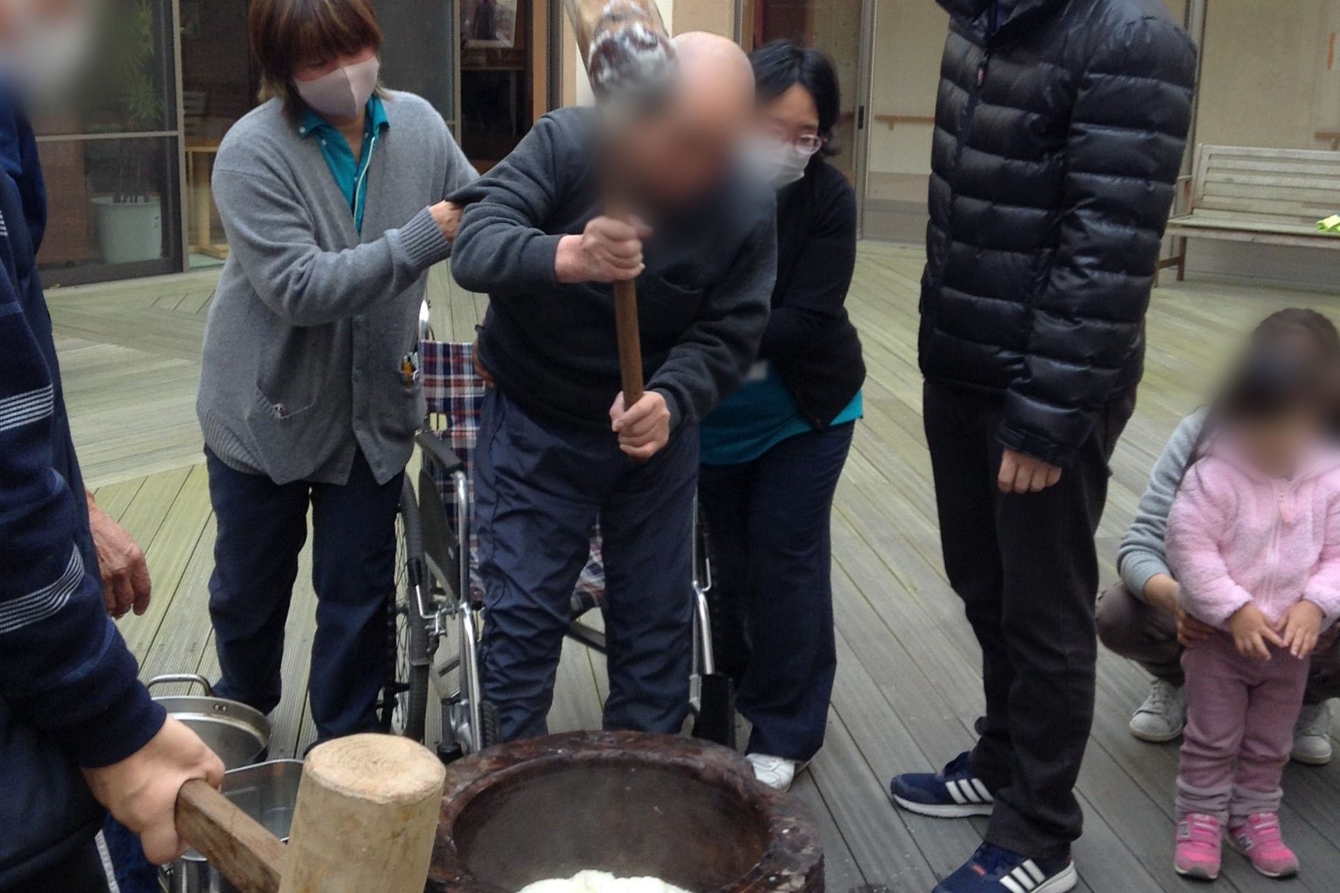 餅つきを楽しむ様子