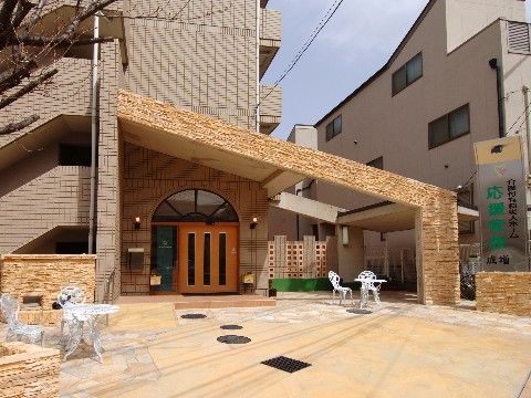 切妻風の傾斜した屋根のあるヨーロピアンな雰囲気の施設入口