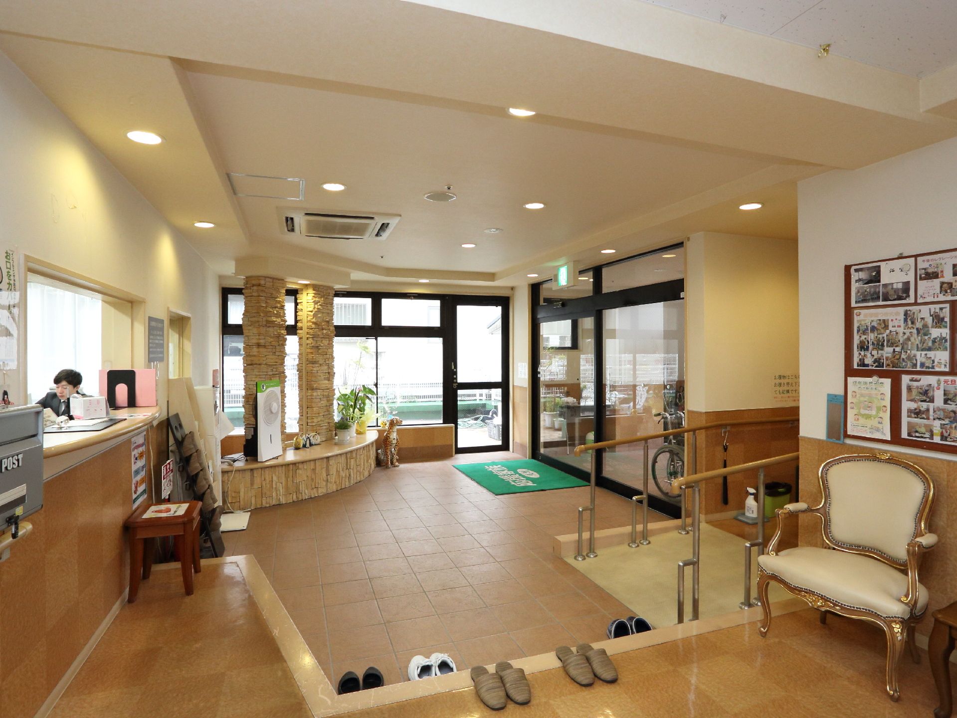 下足から履き替えるところは、少し段差があるが、スロープが取り付けられており、車椅子の方でも困ることはない。