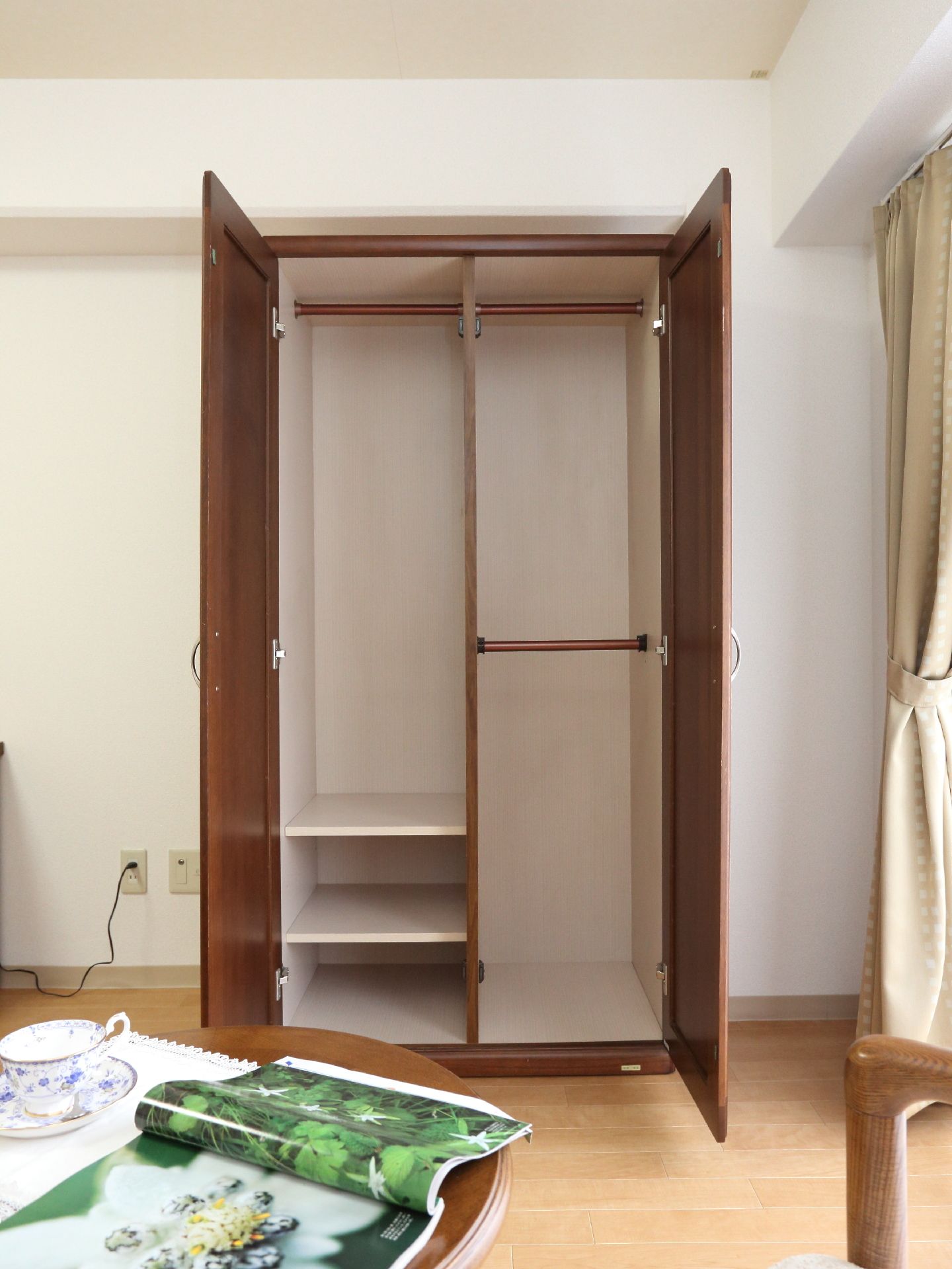 クローゼットが設けられている。中は縦半分に仕切られている。右側にはハンガーで洋服をかけられるようになっている。