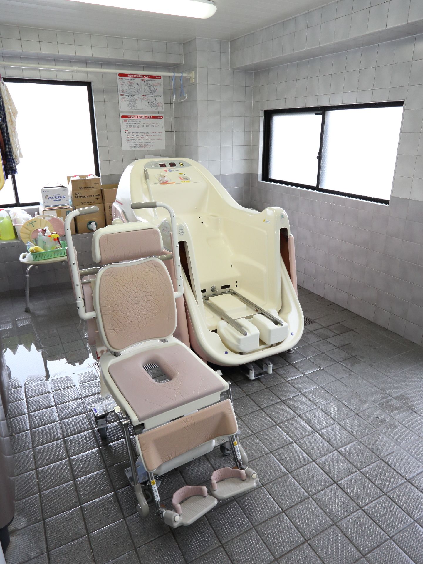 車いすのまま体を洗える特殊浴室を完備。広いスぺ―スときれいなタイルのお風呂は簡素な作りではなく居心地の良い場所。