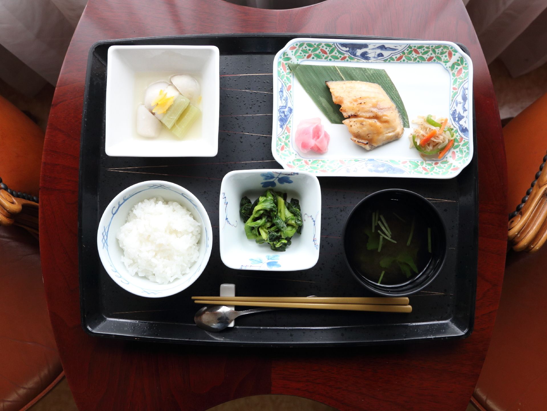 和食中心の食事である。魚をメインにごはんや野菜、あたたかい汁物とバランスに配慮された食事が用意される。