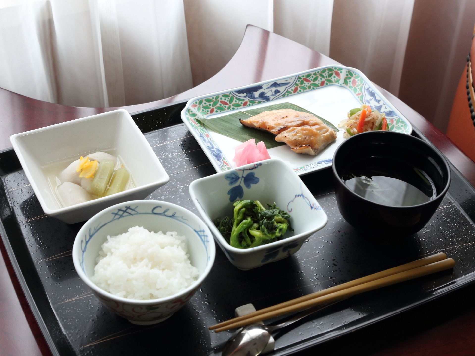 白いご飯に焼き魚、汁物、お浸しなどが用意されている朝食の一例