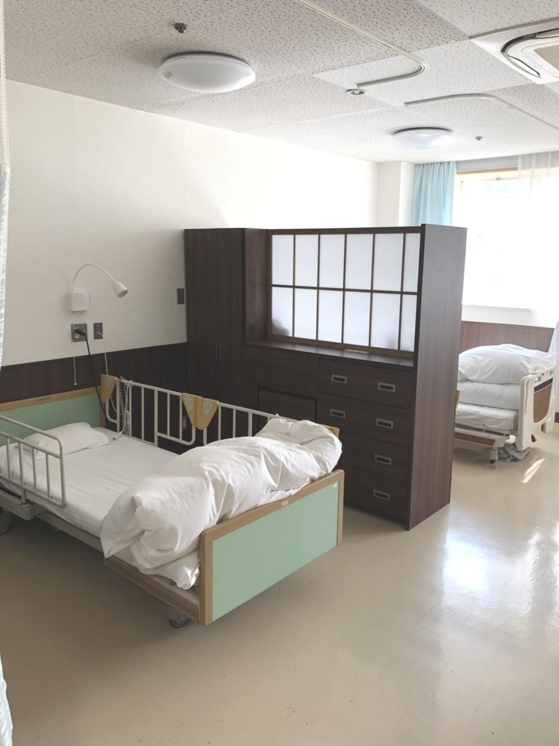 ベッドと収納のある部屋