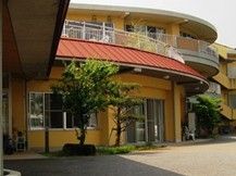 緑に囲まれた建物の外観