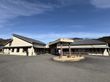 広い駐車場のある建物