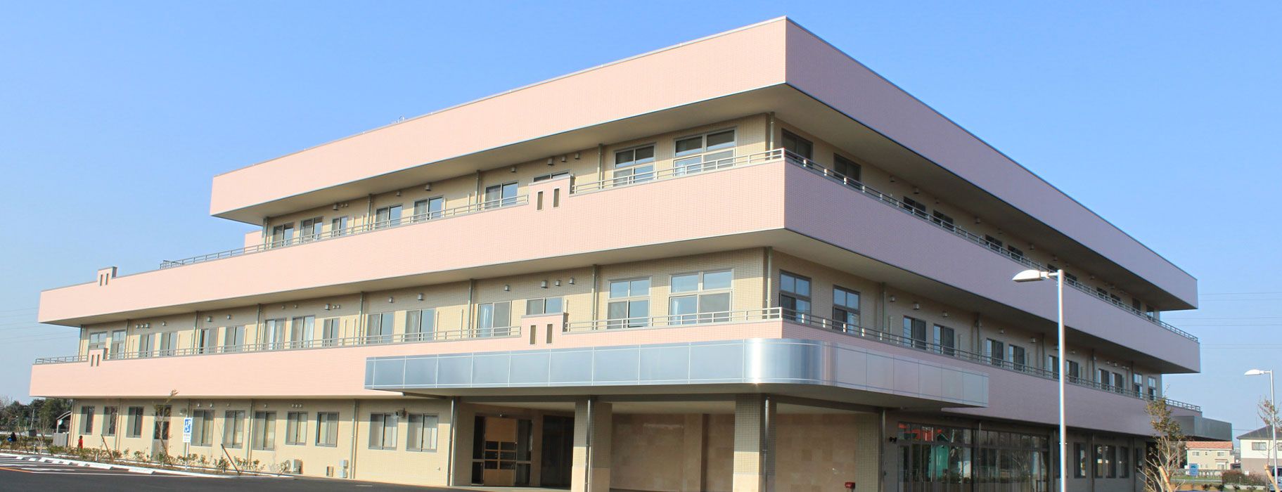 広々とした建物の外観
