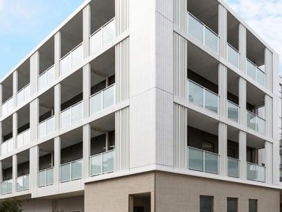 白い外壁の建物