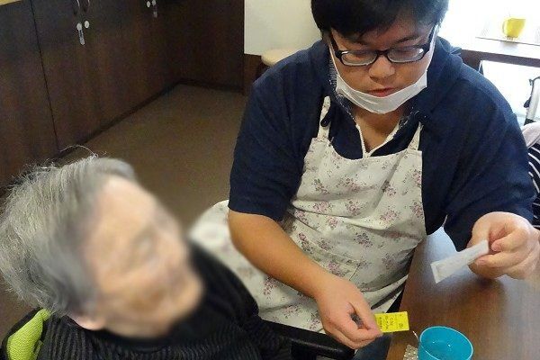優しい介助の場面