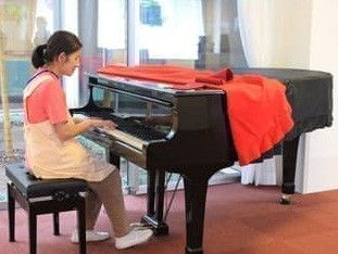 ピアノを弾く女性の様子
