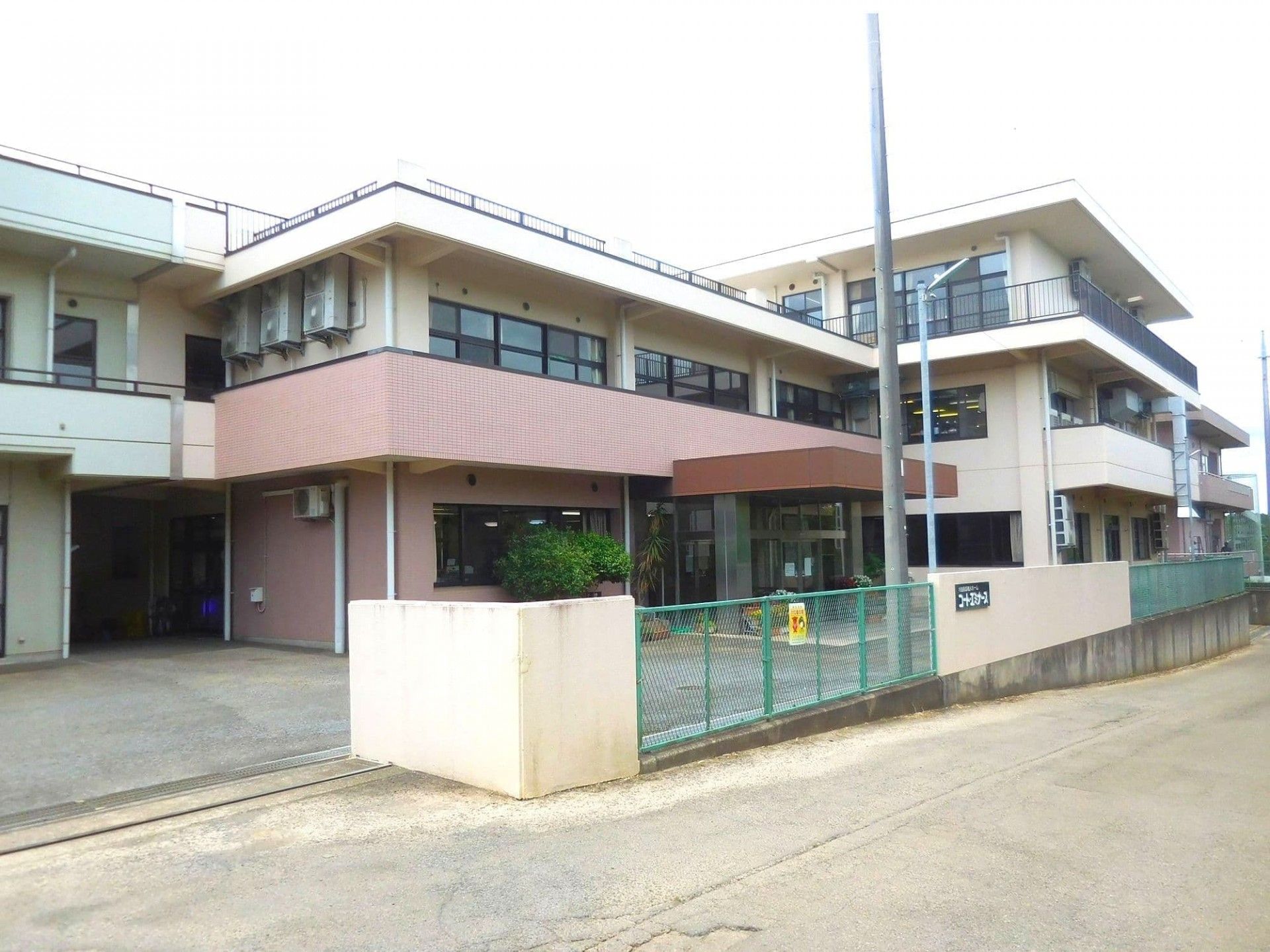 ゆったりとした外観の建物