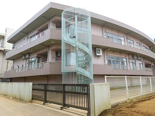 ゆったりとした外観の建物