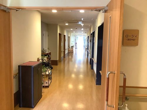 明るい廊下の風景
