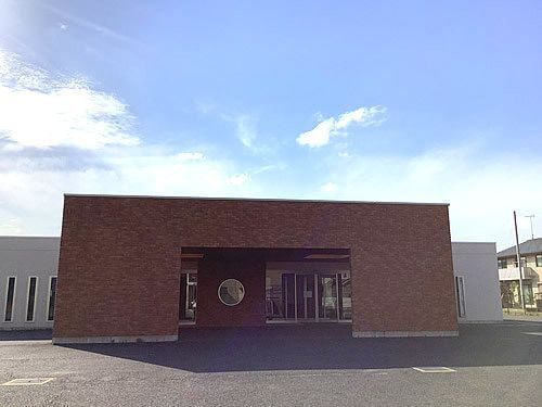 広々とした入口の建物