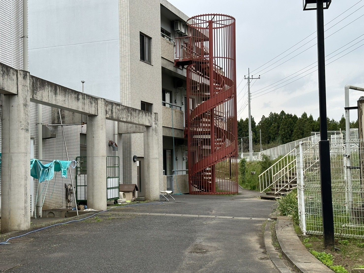赤い階段のある建物外観