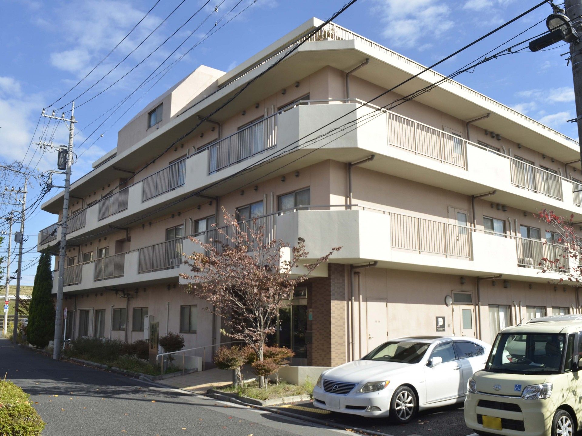 三階建ての建物外観