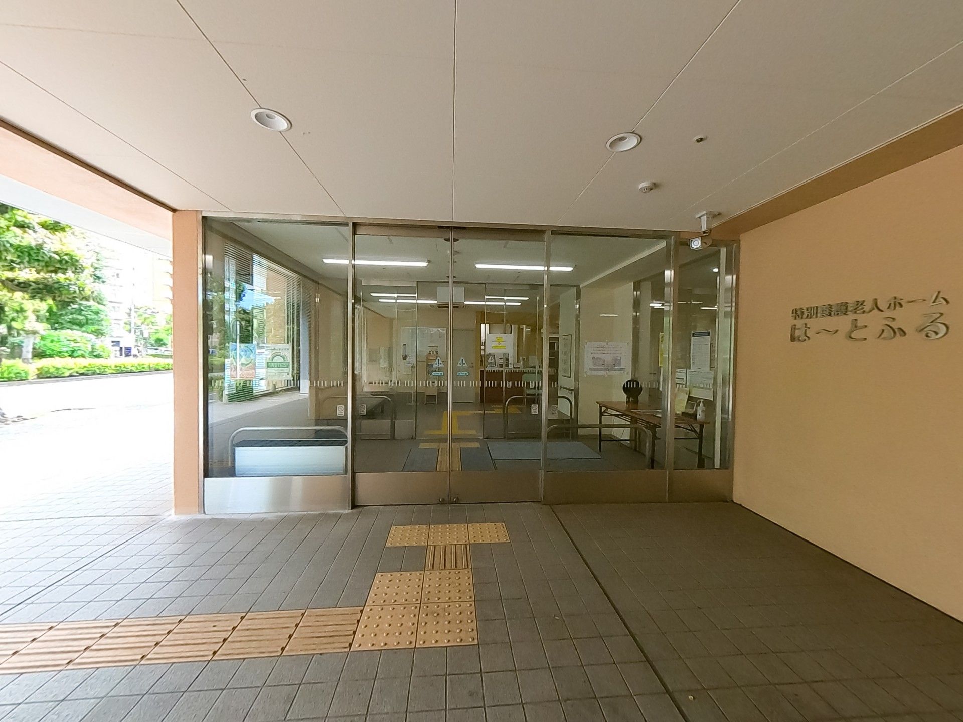 ガラス扉のエントランス