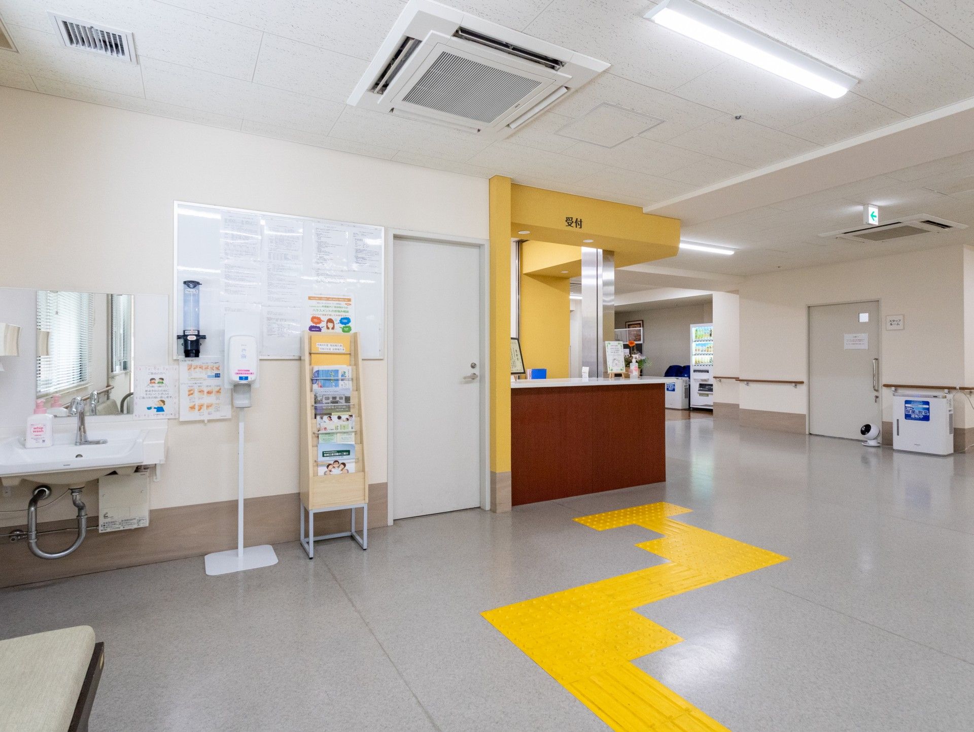 受付と洗面台のある廊下