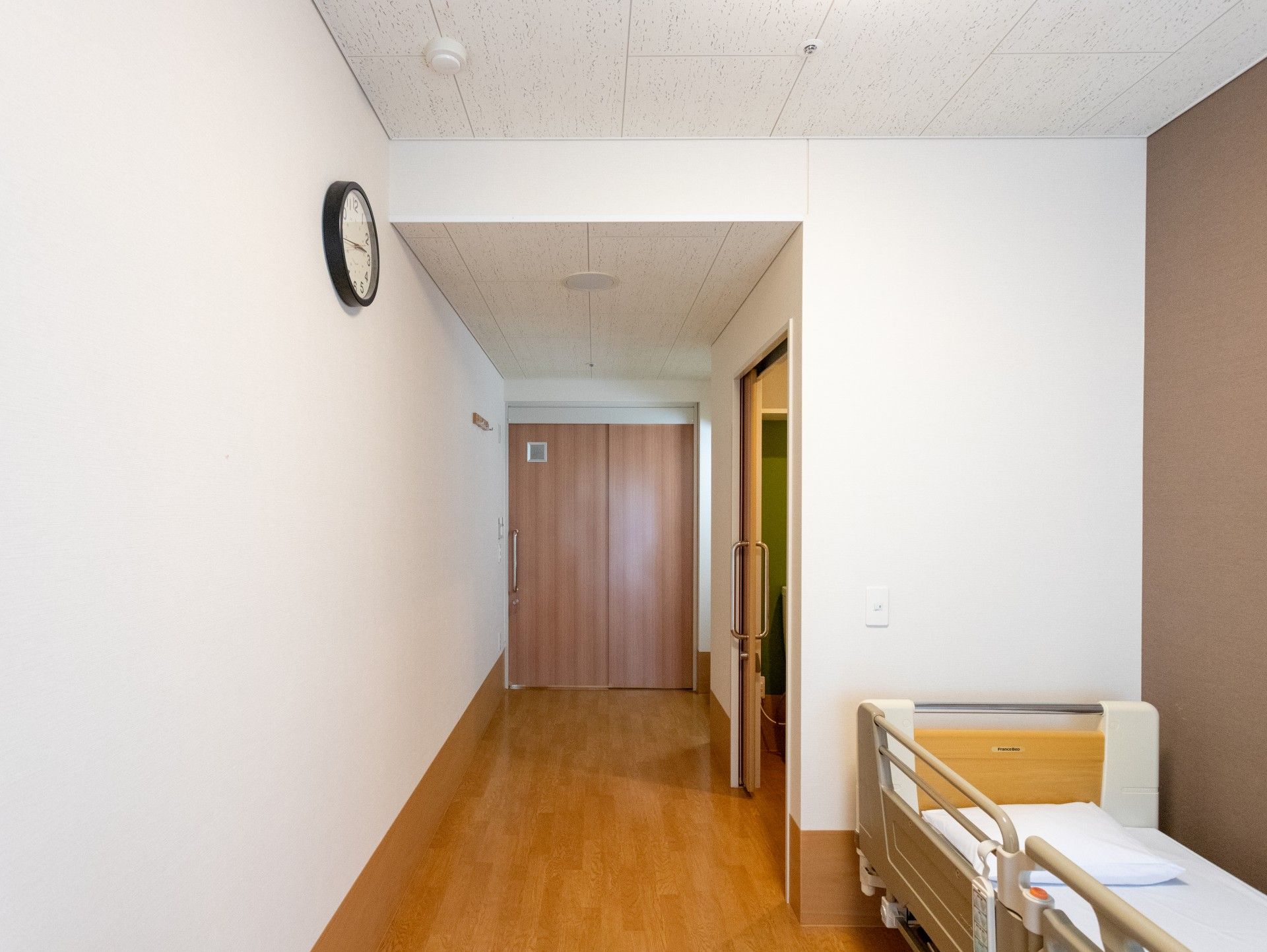 静かな廊下とベッド