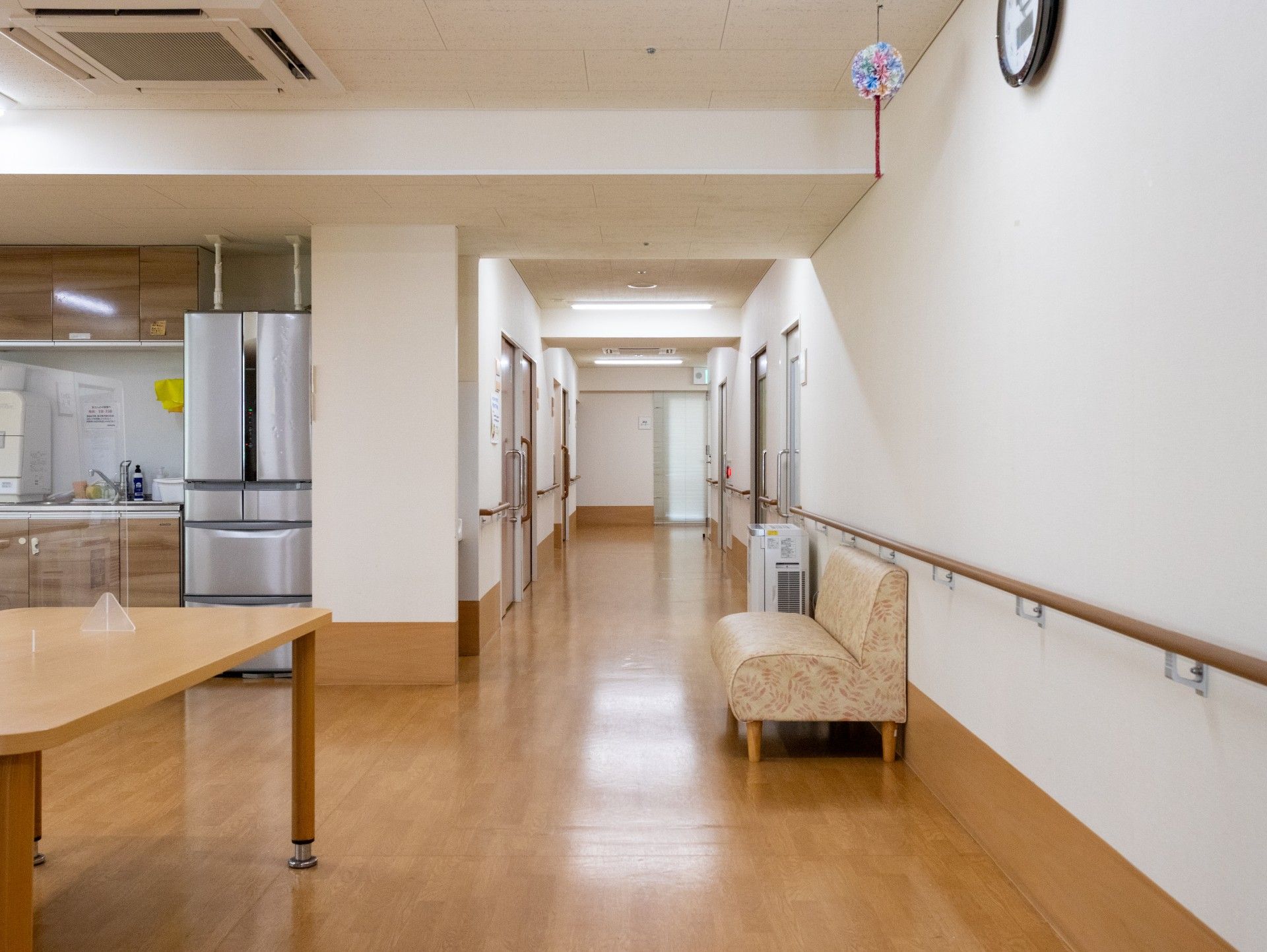明るい廊下と休憩スペース