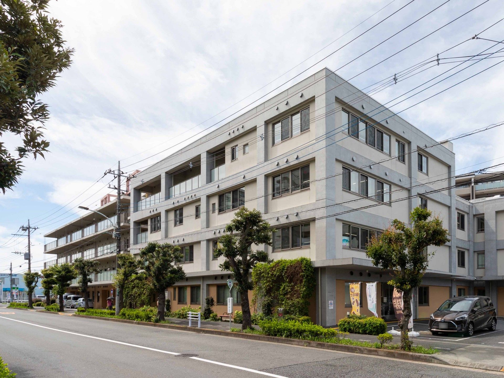 緑に囲まれた建物外観