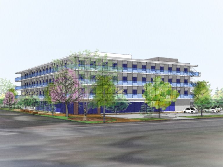 緑に囲まれた建物外観