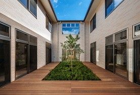 明るい中庭の風景