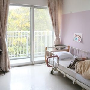 明るい個室の一角