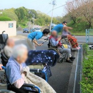 車椅子の方々とスタッフの交流