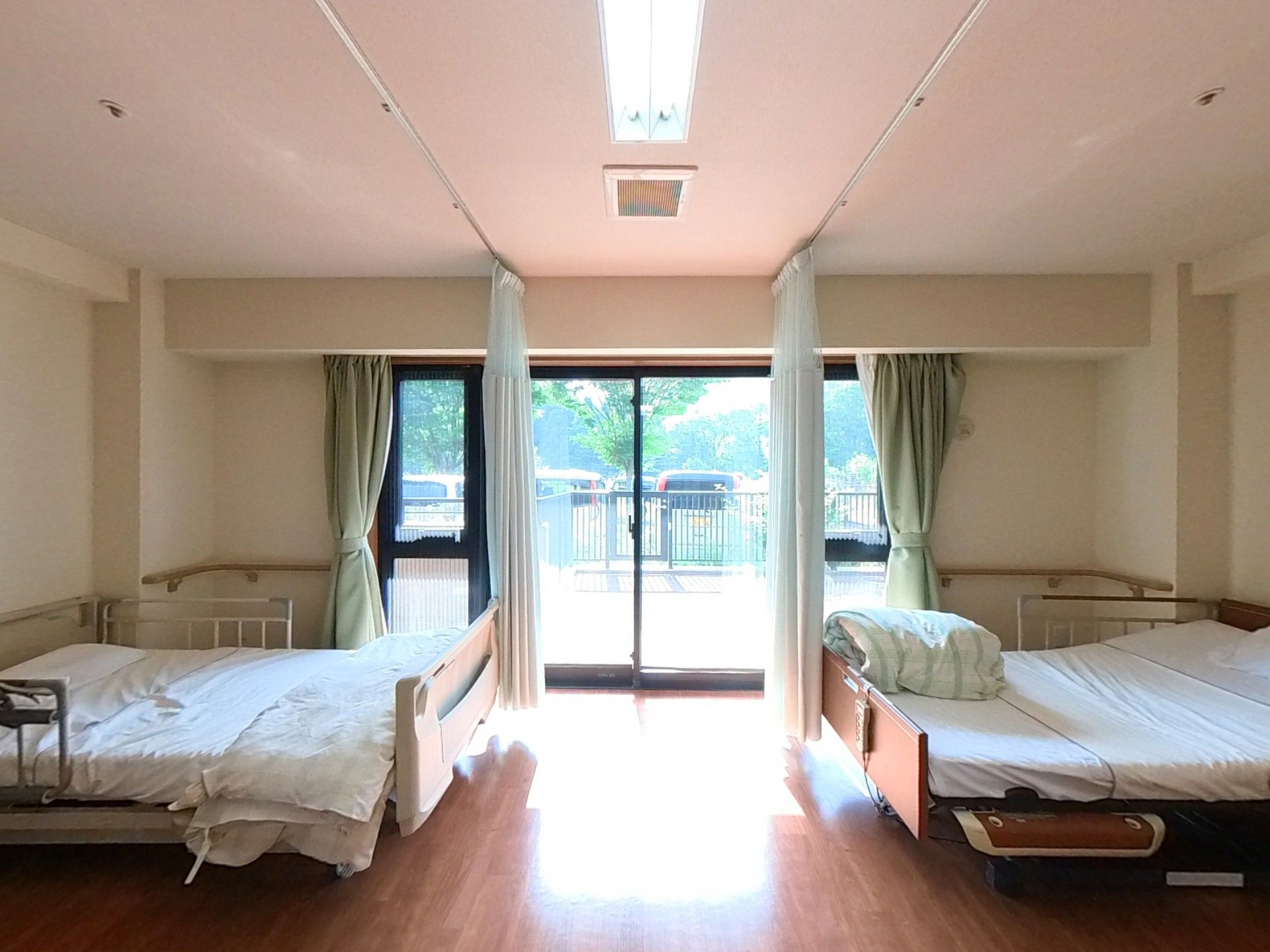 明るい二人部屋