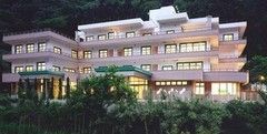 夜景を望む施設外観