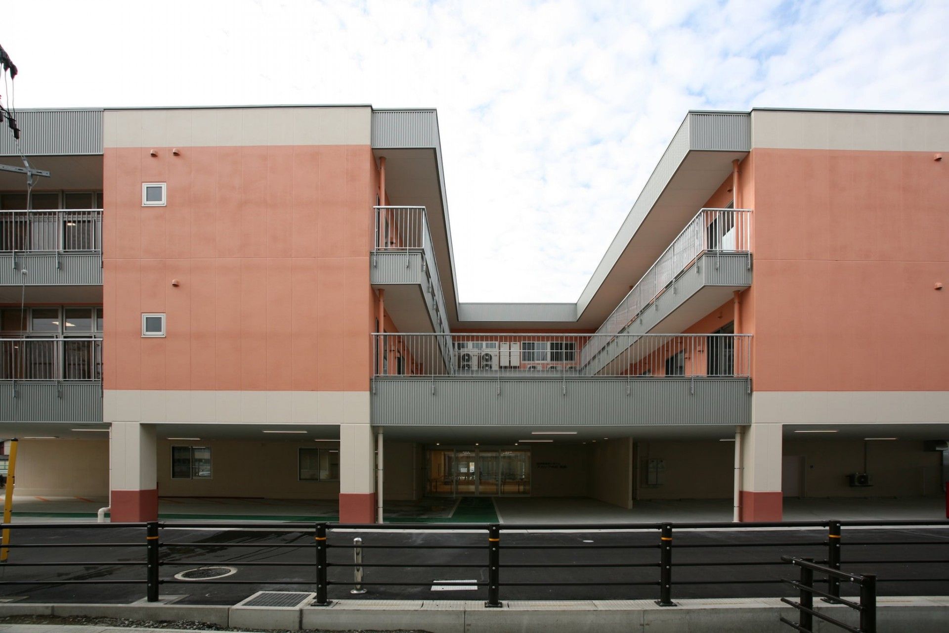 明るい外観の建物