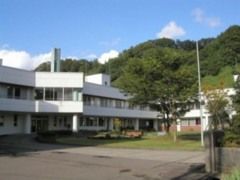 緑豊かな施設外観