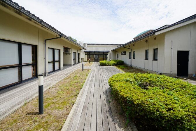 広々とした施設の中庭